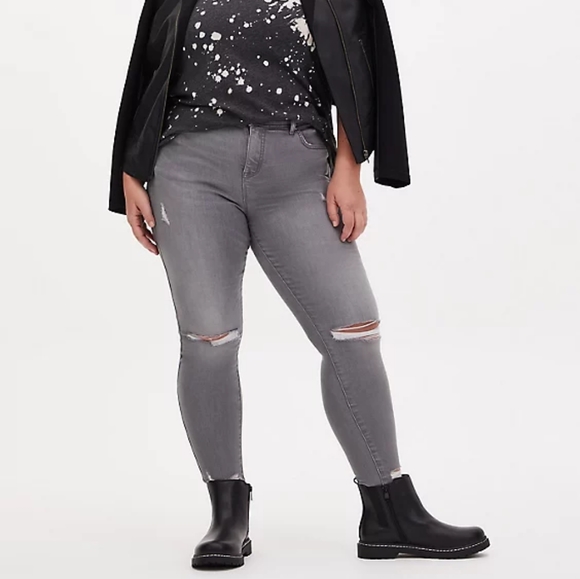 Torrid || 7.5 WW Black Faux Leather  Chelsea Lug Sole Bootie - Picture 5 of 11